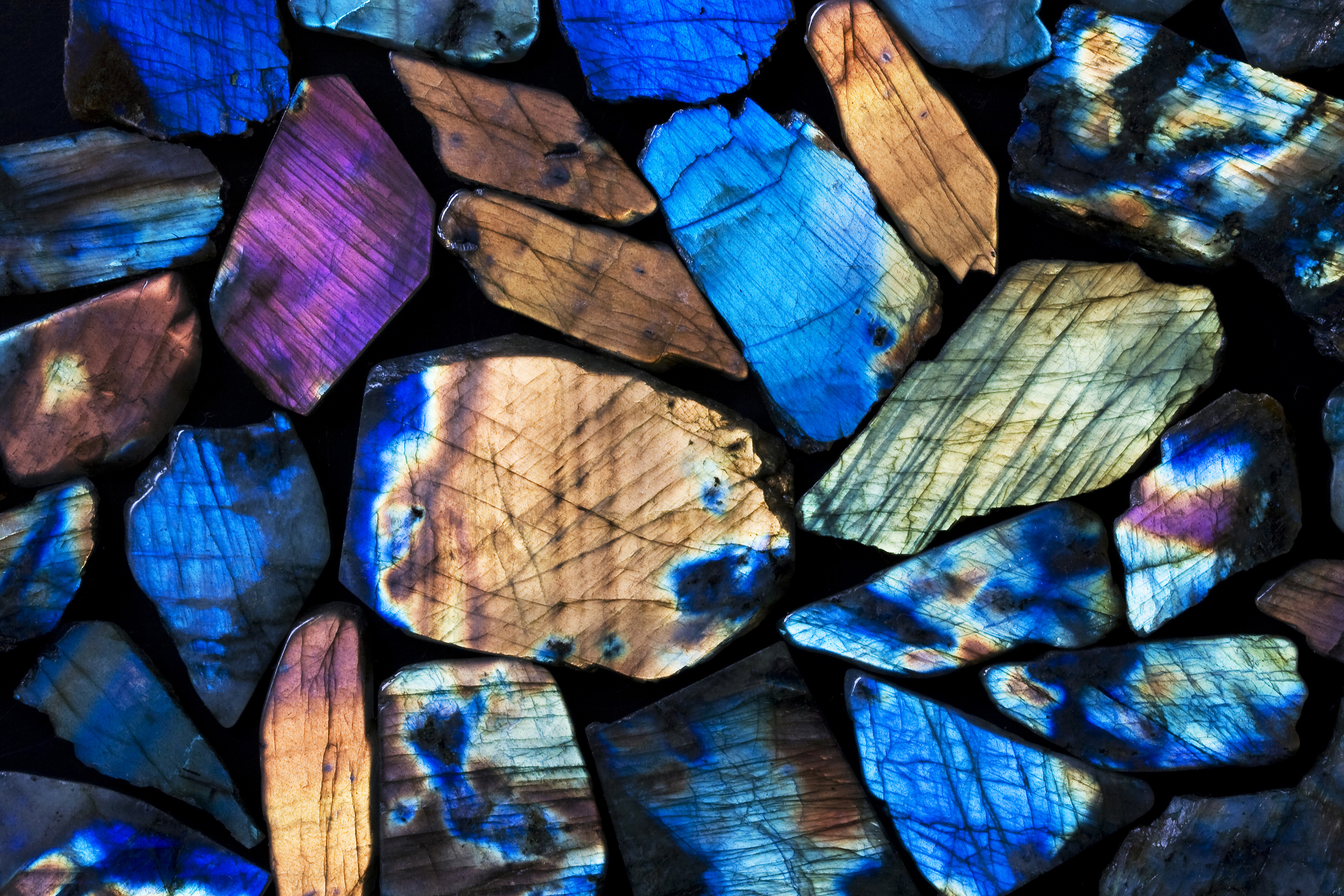 Many colorful natural labradorite gem stones.